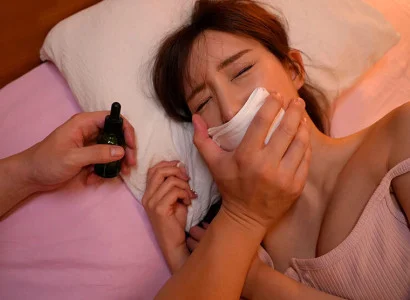 Người đàn ông dùng thuốc mê để làm cô em họ xinh đẹp mất ý thức rồi quan hệ